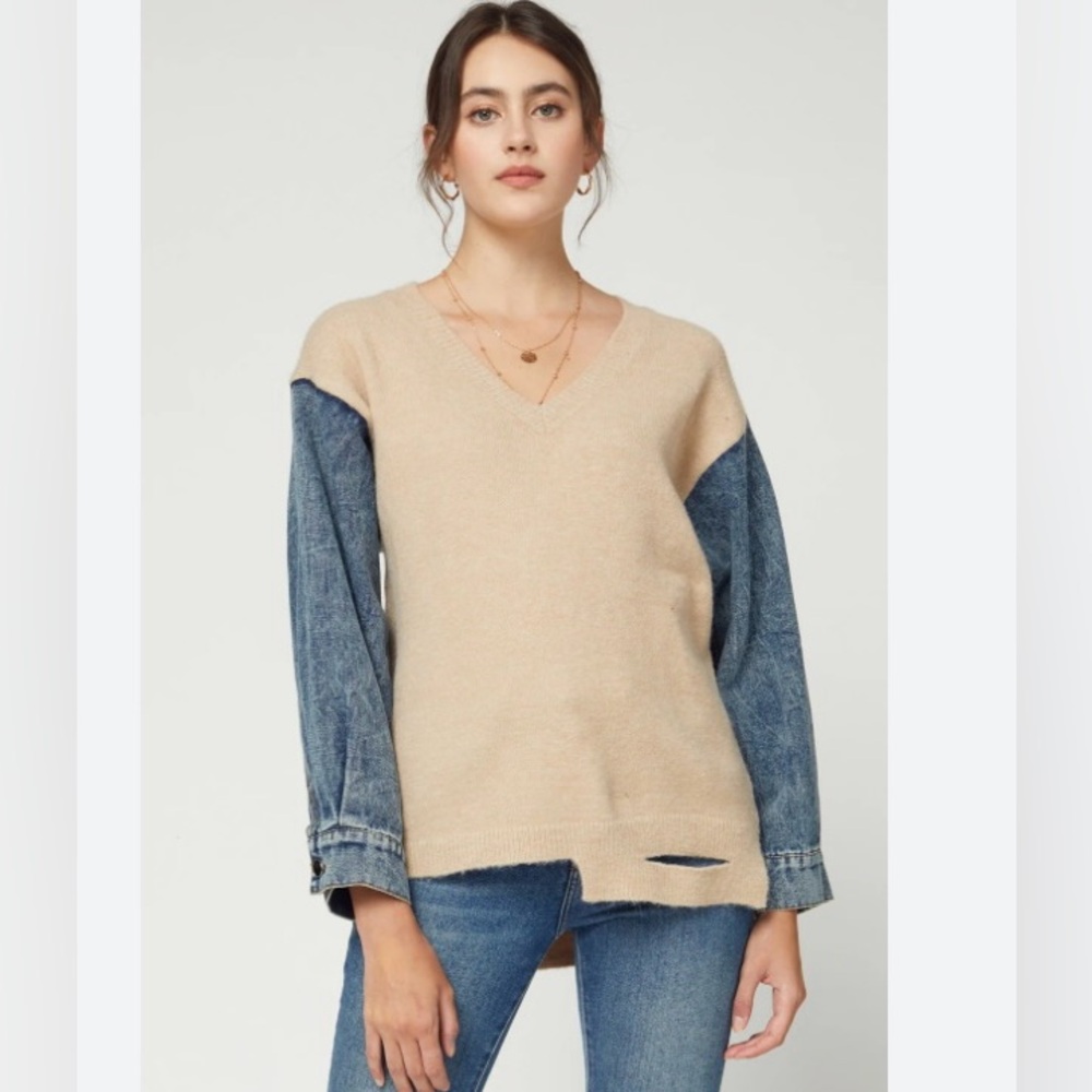 ENTRO V-Neck Beige Sweater with Denim Sleeves
SIZE Large 
WOMENS